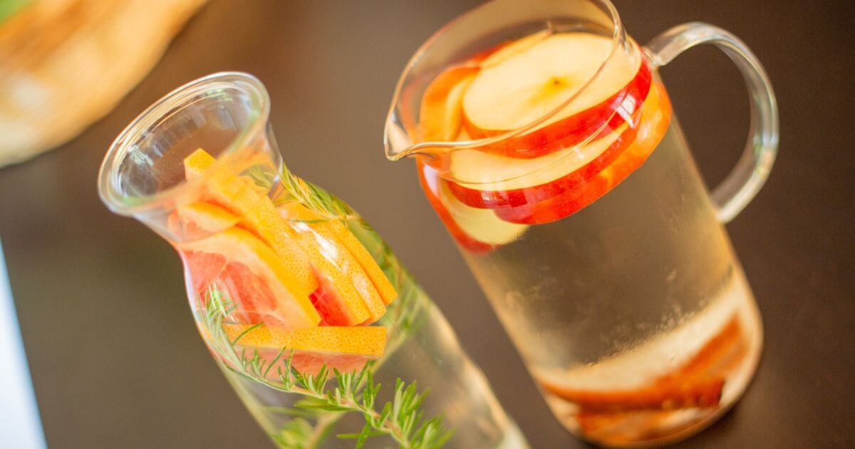 A méreganyagok eltüntetéséhez a szervezetből igyál sok vizet, amelyeket ízesíts gyümölcsökkel.
